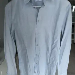 Jättefin herrskjorta i en ljusblå färg från Filippa K. Nästintill oanvänd och därför i nyskick. Nypris ca 2500kr.