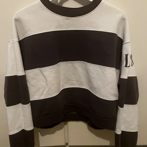 Randig tröja - Fint skick. Strl. S men är oversized fit. Lite cropad