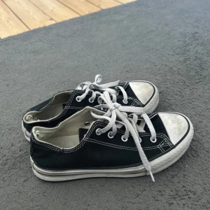 Converse med platå!!! - Super snygga och ganska slitna men har myvke kvar att ge! Spruckna i tyget vid hälen innuti skon men inget som syns utåt!
