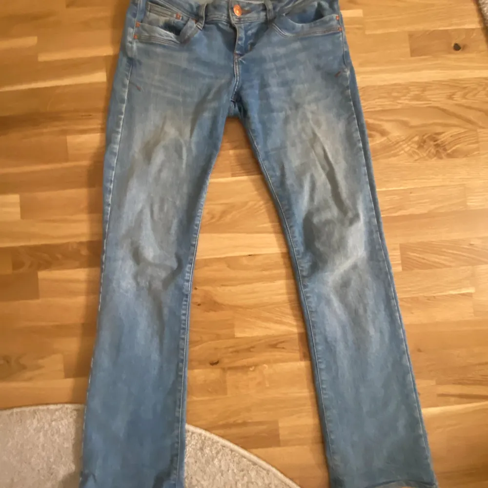 Fina blåa Jeans från ltb 💙 fint skick men lite slitningar längst ned vid benet💙. Jeans & Byxor.