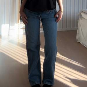 Lågmidjade jeans från weekday i modellen arrow low. Superfint skick! Nypris 590, säljer för 200! Säljer ett par likadana i en grå/svart färg på min profil . 