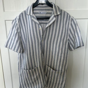 Kortärmad tröja - Randig kortärmad tröja i fint skick. Perfekt inför sommaren. Alla priser är diskuterbara. Tveka inte på att skriva vid funderingar🤩