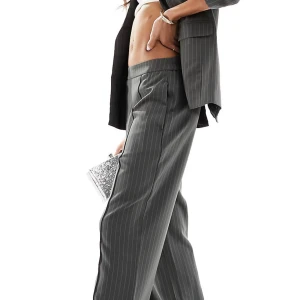 Kostymbyxor - Säljer dessa helt nya och oanvända kostymbyxorna från Pieces! Nypris ca 600kr.