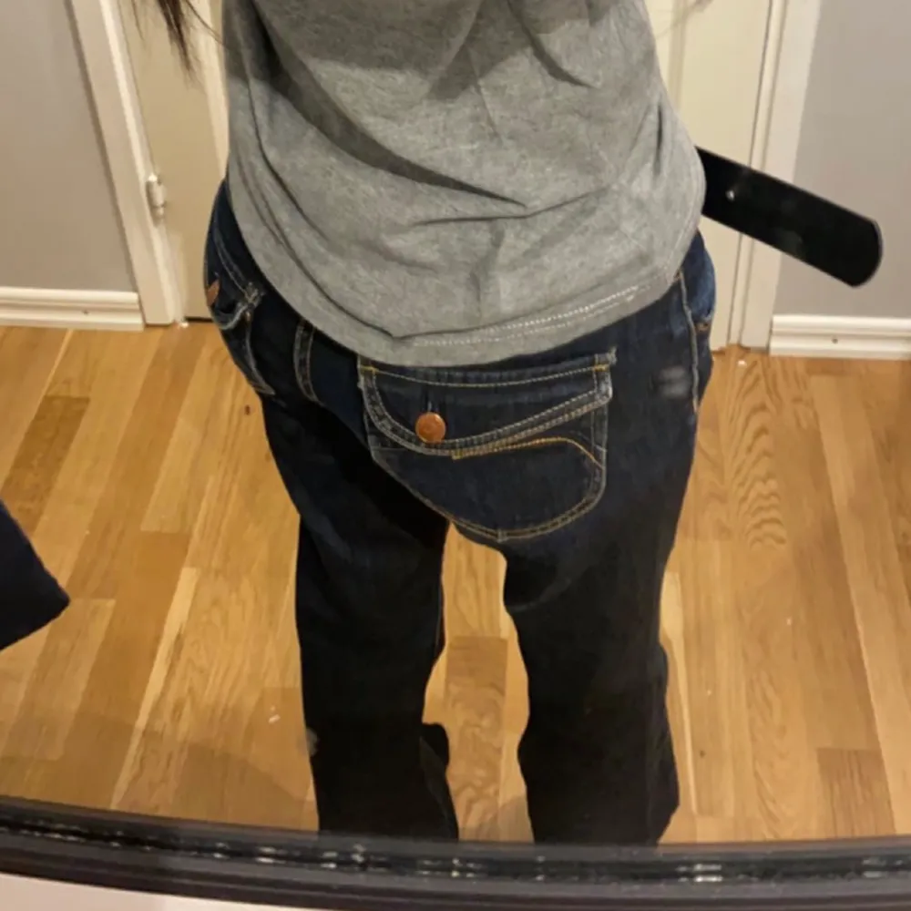 Mörkblå lågmidjade bootcut jeans i storlek w29/L32 med jätte fina fickor🫶🏻 Innerbenslängden är 76cm - Midjemått tvärs över är 39cm - Pris är diskuterbart vid snabb affär 🫶🏻 fraktar samma dag eller dagen efter . Jeans & Byxor.