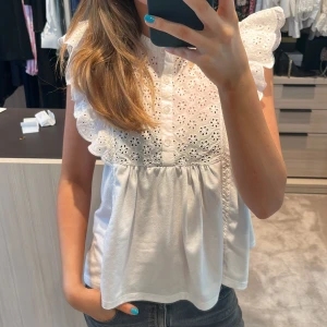 Mango blus - Säljer min jätte söta mango blus! Är i super fint skick och bara använd ett fåtal gånger. Hör av dig om du vill ha fler bilder eller annan info! TRYCK INTE PÅ KÖP NU 