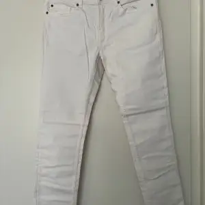 Nya jeans från Loom. Inhandlat från Zalando. Ej använda, för stor i storlek för mig.  W31 Passform: slimfit