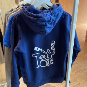 Marinblå hoodie - Marinblå hoodie med fint tryck!!!🤩  Gå in på vår profil för att kolla runt bland våra andra tröjor med andra tryck!!❤️
