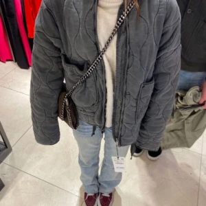 Zara quilted jacka  - Säljer min favvo jacka från Zara i storlek S!🤍 kommer tyvärr inte till användning hos mig längre 🤍 Perfekta jackan nu på våren!🤍