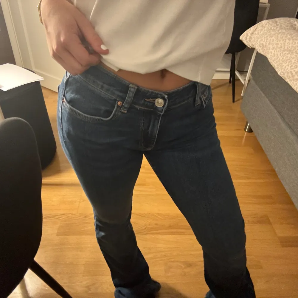 Superfina bootcut jeans som passar till allt😍😍 storlek 32 men skulle säga att de är som 34!! Mycket fint skick🙌🏽. Jeans & Byxor.