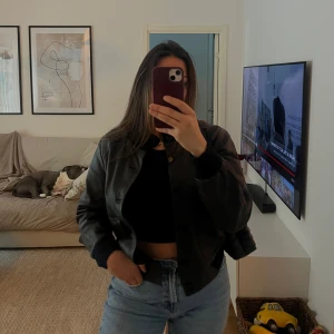 Fin skinnjacka - Jättefin och populär bomber Skinn/läderjacka vintage från London. Super skick om ni ser på bilden på lädret.   Säljes endast pga jag inte tycker den blir tillräckligt oversized på mig.  Jag är 175 cm lång och väger ca 68kg.