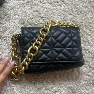 Fin Zara handväska i bra skick💕💕 Skriv för fler bilder💕