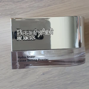 Puder från BeautyAct Kicks. Endast använd två gånger. - Löst puder, transparent.
