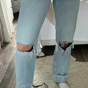 Vida jeans från Gina Tricot med hål på knäna!💙