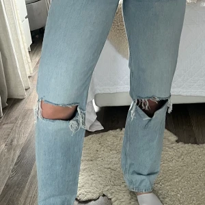 Vida Jeans  - Vida jeans från Gina Tricot med hål på knäna!💙