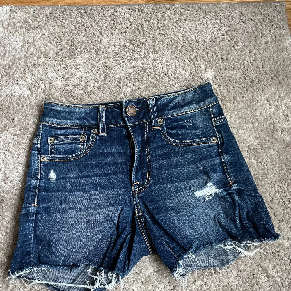 Mörkblå jeansshorts med slitningar. I bra skick!. Shorts.