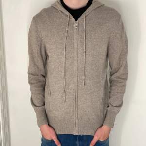  Säljer denna 100% Kashmir soft Goat zip-hoodie som är riktigt fett. Modellen är 186cm och nypris 2695kr. Skriv till mig vid frågor kring köp!