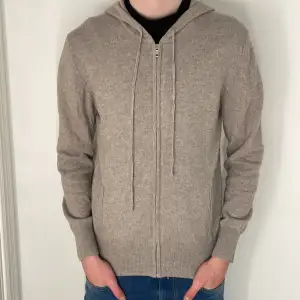  Säljer denna 100% Kashmir soft Goat zip-hoodie som är riktigt fett. Modellen är 186cm och nypris 2695kr. Skriv till mig vid frågor kring köp!