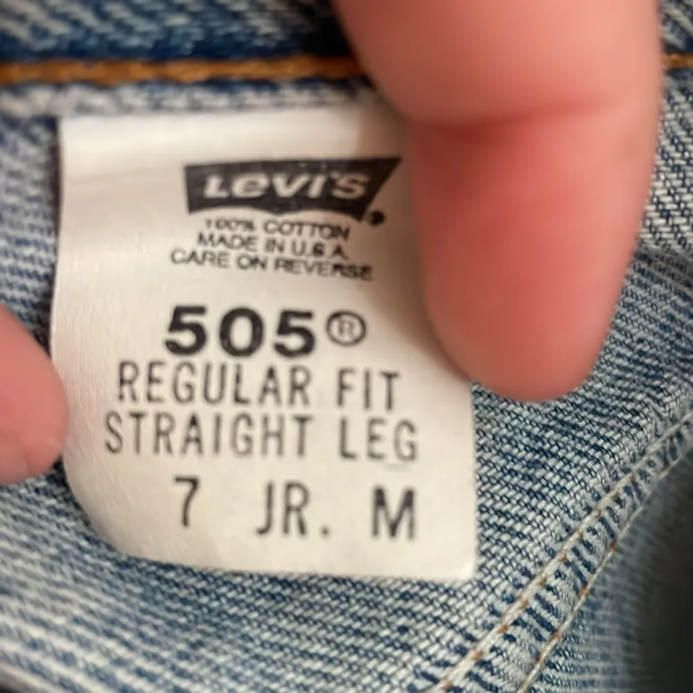 Levis jeans 505, straight leg  Tillräckligt långa på mig som är 171  Köpa secondhand för 550 kr  Bra skick . Jeans & Byxor.