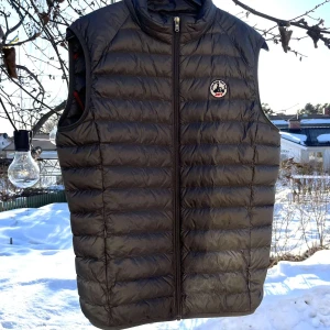 Jott väst herr - Hej, säljer grå herr väst i märket Jott i fint skick i storlek M, passar mig perfekt som är 180cm lång. Inköpt förra året för 1699kr. Köparen står för frakt och jag står inte för postens krångel😊