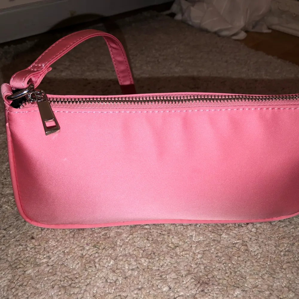 Säljer en rosa baguette väska från asos. Väldigt litet utrymme så får typ bara plats med mobil och plånbok!. Väskor.