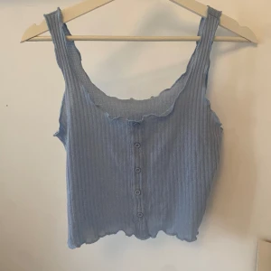 blått linne  - superfint tunnt sommarlinne med knappar där fram😍 ganska croppad❣️