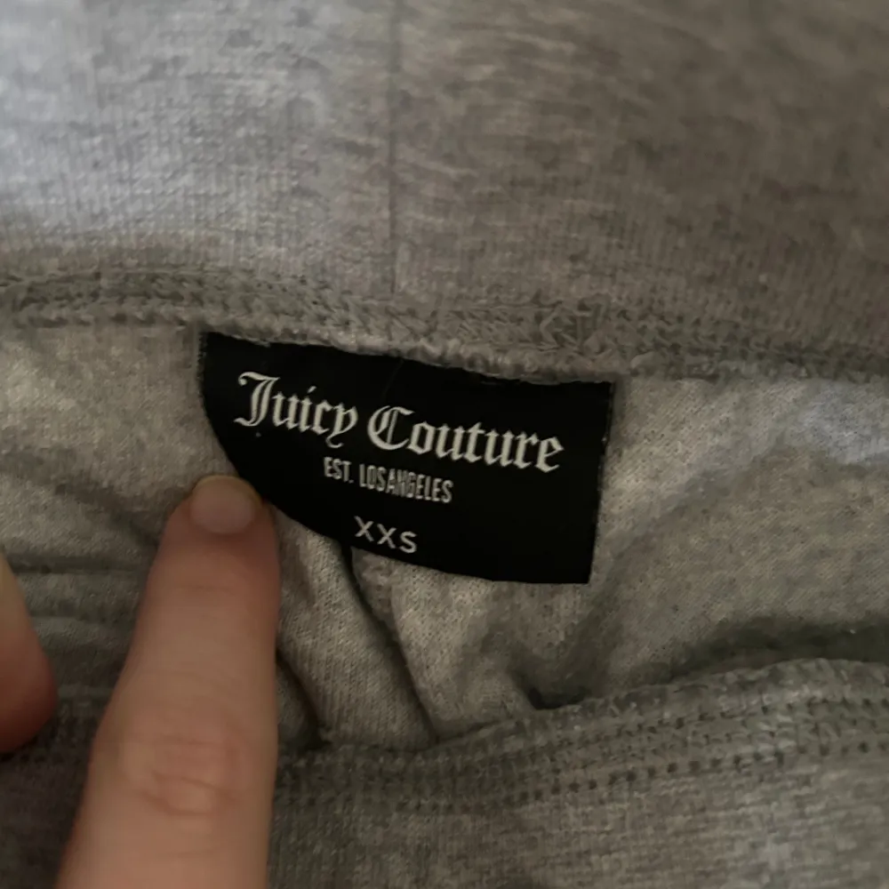Gråa juicy byxor, liten defekt då detaljerna på snörena åkt av annars bra skick💞. Jeans & Byxor.