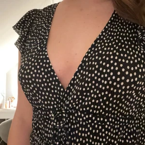 svart blus med vita prickar från zara ! 💕 - jättefin och festlig men kommer tyvärr inte till användning längre, blusen är i gott skick och har använt ett antal gånger💕 nypris:350 , säljer för ca 120💕 pris kan dock diskuteras! 