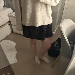 Jättesöt kjol i leopard mönster!! Den är även lite glittrig💕 köpt för ett år sedan men aldrig använd (lappen kvar) köpt för ca 450kr❤️‍🔥 har vikt ner den en gång på bilden för att få en perfekt längd!  Strl syns på sista men passar mindre och större💕