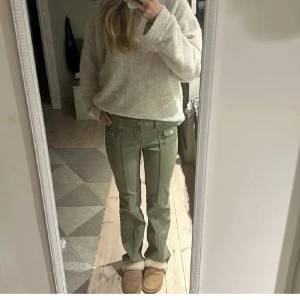 Hm jeans  -  Intresse koll  på mina gröna trendiga hm jeans som ej går att köpa längre, gillar dom jättemycket och det är inget fel på dom bara det att dom inte kommer till så mycket användning längre tyvärr. Köpte dom på Plick för 700, skriv för prisförslag! 