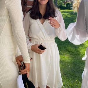 Klänning - Vit klänning som passar perfekt till studenten eller skolavslutning. Band som går att knyta runt magen!