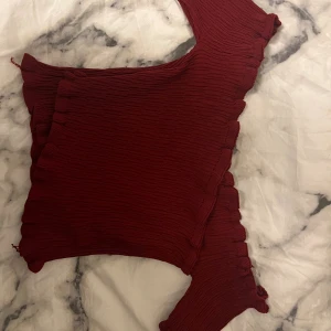 Topp  - En söt topp som sitter som en magtröja. Den är jätte skön och fin. Lite ovanlig som gör den extra unik 