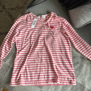 Comme des garçons play t shirt - Storlek XL passar L Oanvänd  Ny pris 1899 Mitt pris 1200