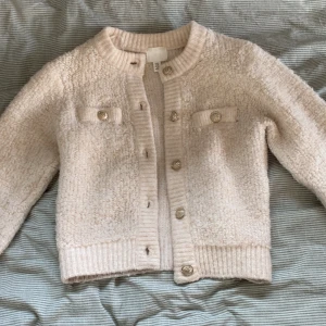 Stickad kofta - Jättefin stickad kofta som tyvärr inte kommer till användning💞kan finnas sådan maskhål som ni ser på bild 3 men det går enkelt att fixa men det är inget man tänker på💞köpte för 400 så priset är väldigt bra! Hör av dig innan du trycker ”köp nu”!💞