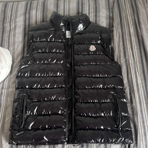 Moncler väst - Aldrig använd storlek M