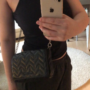 Pull and bear väska  - Hej!  Här är en väska som jag köpte på pull and bear i Sthlm! Den är i bra skick och perfekt till tillfällen då man bara vill ha med sig småsaker i väskan ❤️ skriv om ni är intresserade 