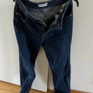 Lågmidjade jeans - Blåa Lågmidjade jeans, storlek 40 men passar mig som har 38/M, lite slitna längst ner bara