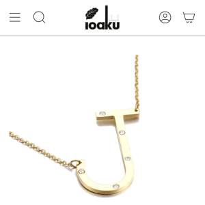 Superfint halsband med ett J från Ioaku, använt fåtal gånger, nypris 499 kr💘💘 Säljer åt en kompis!!