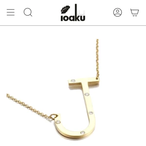 Ioaku halsband - Superfint halsband med ett J från Ioaku, använt fåtal gånger, nypris 499 kr💘💘 Säljer åt en kompis!!