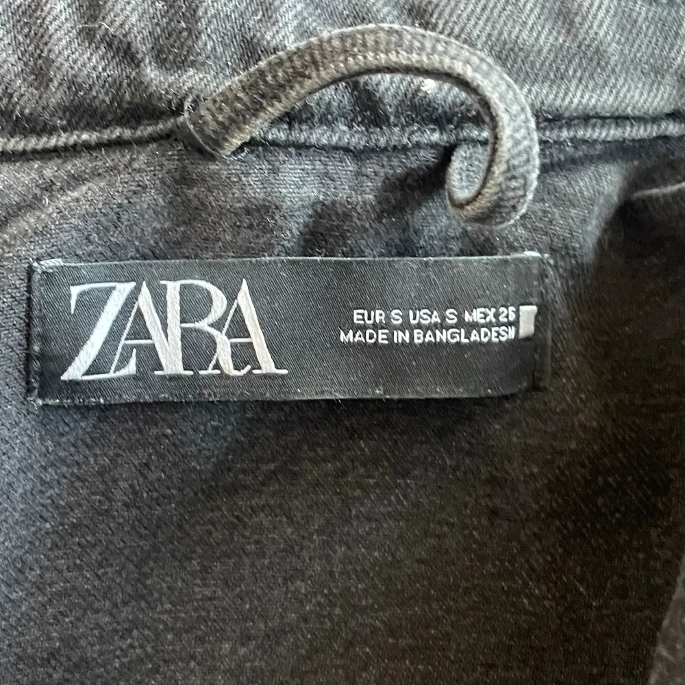 En as snygg grå/svart jeans jacka från Zara! Säljer pga den inte används längre. Finns inga defekter, syns inte att den använts tidigare:) Den är lite oversized i storleken. . Jackor.