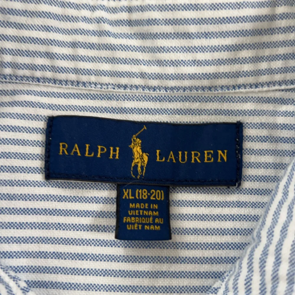 Ralph Lauren i skjorta i storlek M, i super bra skick och utan skador. Perfekt för sommaren eller om du vill känna dig snygg. Skriv om funderingar eller annat.. Skjortor.