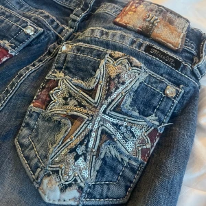 Miss me jeans - Så coola miss me jeans med bootcut som inte kommer till användning längre. De har tyvärr hål längst ner på båda benen (kom privat för fler bilder) men det går lätt att sy igen. Köpta för 1250, Hör av er om fler frågor/bilder💕
