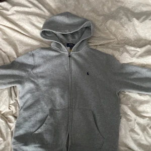 Polo hel zip  - Den är i bra skick jag säljer den för att den är för liten för mig 