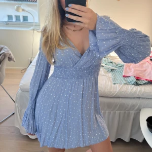 Prickig kort klänning - Svinsnygg kort klänning som inte säljs längre😘står ingen storlek men jac brukar ha xs-m. Jag är ca 169 cm lång!
