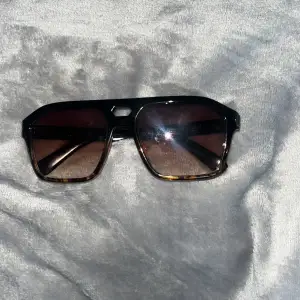 Säljer dessa solglasögon väldigt lika som raybands säljer för 150 kr hör av er vid minsta fundering😊