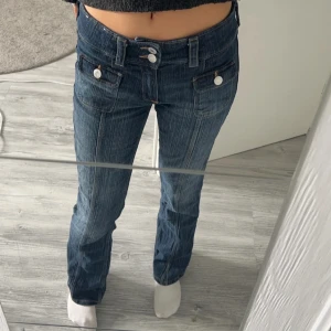 Low waist Jeans - Lågmidjade jeans från HM. Superfint skick. Går ner till hälarna på mig som är 161cm och jag har 78cm i innerbenslängd för referens. Resår i midjan så du kan spänna som du vill ha de! Storlek 164 men passar mig som har xs 