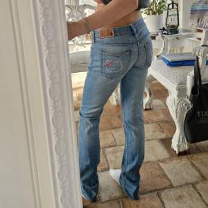 Jätte fina jeans med hellokitty, hjärtan och rosett som jag gjort med rhinestones och ordentligt lim!Byxorna är ungefär straight mer lösa nertill💗  Innerbenslängd: 78cm Midjemått: 78cm Skriv vid funderingar 💗😊