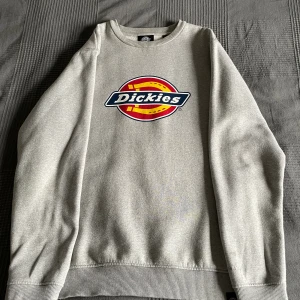 Dickies Icon Logo sweatshirt grey  - Säljer nu min gråa Dickies Icon logo sweatshirt i storlek L nypris 799kr Har använt den ett fåtal gånger så den är i bra skick
