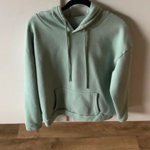 Hoodie - Otroligt mysig och skön grön hoodie med en blomma på ryggen. Använd vid 3 tillfällen 