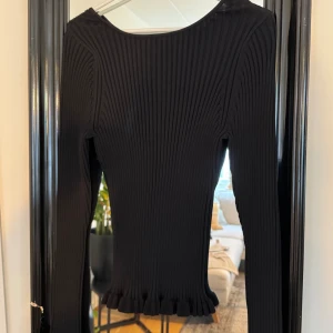 Tröja  - En jätte fin svart tröja med små detaljer, den är helt ny och har aldrig kommit till användning den är väldigt stor i storleken och är stretchig 