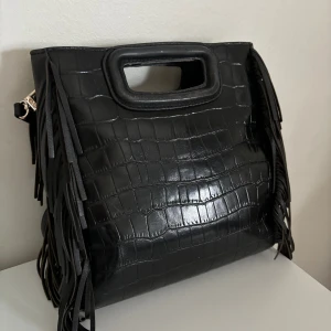 Maje väska - Säljer min maje väska då ja tröttnat på den💕 sparsamt använd det ända är att maje märket har skrapats bort men annars är den som ny😇 skriv privat för fler frågor